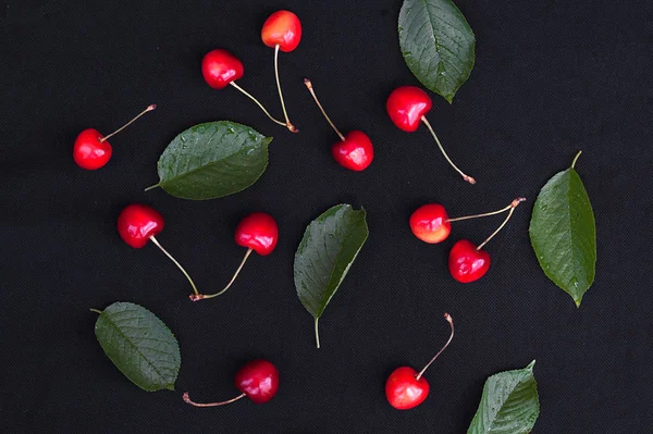 Geel Rood Oranje Cherry Berry Met Groene Bladeren Een Donkere — Stockfoto