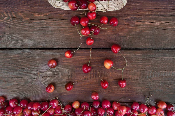 Geel Rood Cherry Berry Vallen Voor Een Grote Stapel Van — Stockfoto