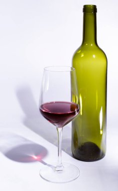 Şişe ve bir kadeh kırmızı şarap.