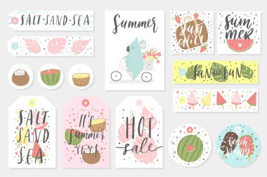 Yaz satış seti ve hediye etiketleri, etiketler, çıkartmalar ve eğlenceli unsurlar, elle çizilmiş yazı ve dokular kiti ile kartlar. Tropikal yaprakları, meyve, dondurma, limon, ananas ve daha fazlası ile Toplama.