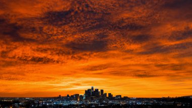 Şehrin üzerinde nefis bir gün batımı