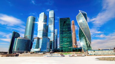 Mavi gökyüzü olan ayna cam bina. 