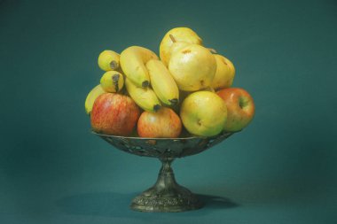 DIFERENTES CLASES DE FRUTAS APILADAS SOBRE UN CONTENEDOR