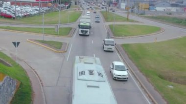 Vista alta de una carretera don de circulan diferentes tipos de transporortes