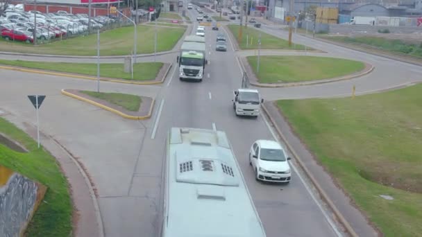 Vista Alta Una Carretera Donde Circulan Diferentes Tipos Transportes — Stockvideo