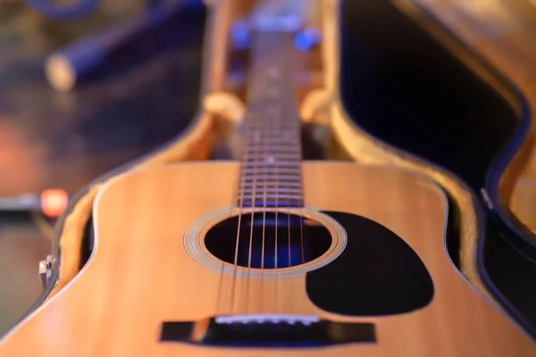 guitarra electro acustica hecha de madera