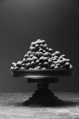 uvas acumuladas en blanco y zenci