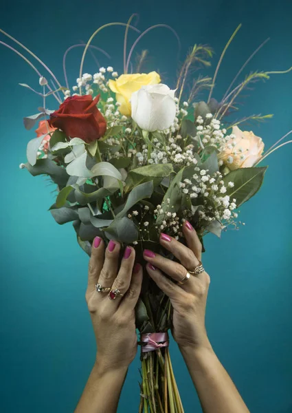 Manos Mujer Que Alzan Ramo Rosas — Fotografia de Stock