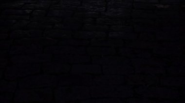 luz de sol avanza sobre un piso de adoquines