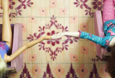 Munecas Sentadas Tomadas De La Mano Plano Detalle