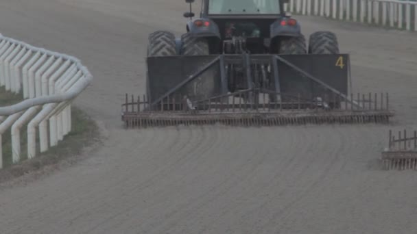 Grandes Tratores Que Condicionam Areia Pista Para Próxima Corrida — Vídeo de Stock