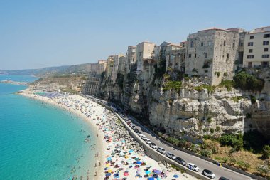 Deniz kumlu plaj Tropea - Calabria, İtalya, Europe.
