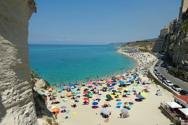 Deniz kumlu plaj Tropea - Calabria, İtalya, Europe. — Stok fotoğraf