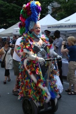 2007'de Torontos Pride Parade'de bir segway üzerinde bir adam