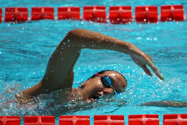 Opgewonden zwemtrainer met stopwatch staande op de koele zwem bijeenkomst in Meran, Italië — Stockfoto