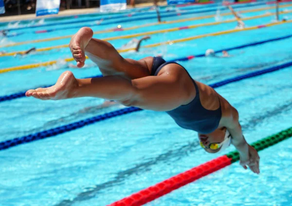 Zwemmers op de koele zwem bijeenkomst, Meran, Italië, 2019 — Stockfoto