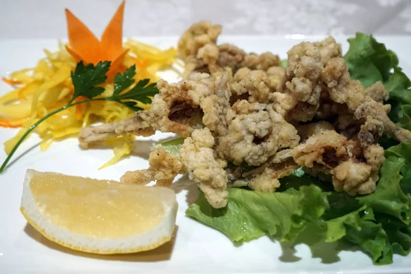 Жареная лягушка с лимоном и овощами — стоковое фото