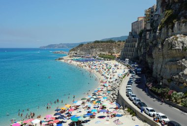 Tropea, Calabria, Güney İtalya kamu plaj yüksek doğal görünümü