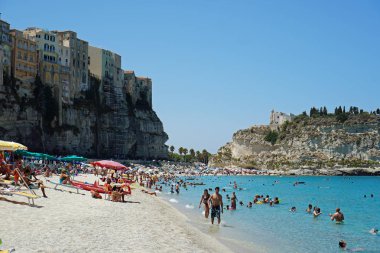 Tropea, Calabria, İtalya'da halk plajı. Kuzeyden Görünüm.