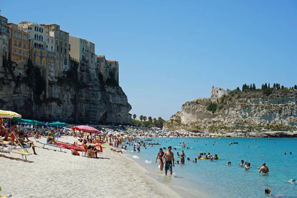 Tropea, Calabria, İtalya'da halk plajı. Kuzeyden Görünüm. — Stok fotoğraf