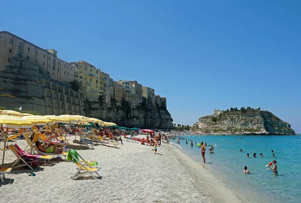 Tropea, Calabria, İtalya'da halk plajı. Kuzeyden Görünüm. — Stok fotoğraf