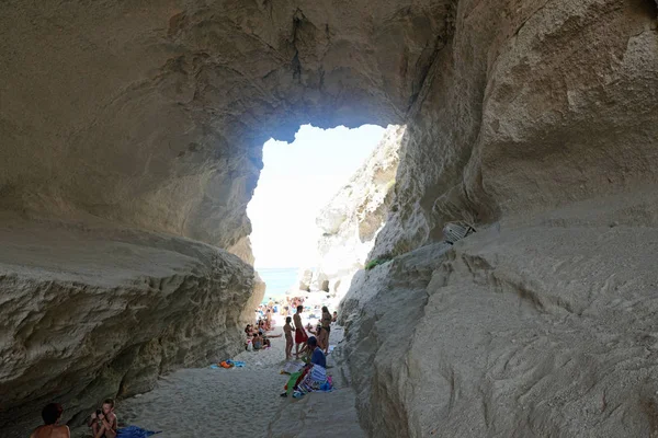 Utsikt inn i naturlig havgrotte med utsikt over havet bakerst – stockfoto