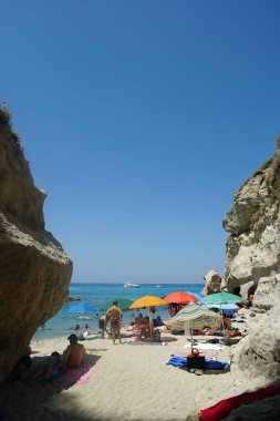 Arkada deniz manzaralı doğal bir deniz mağarasının dışına bakan manzara