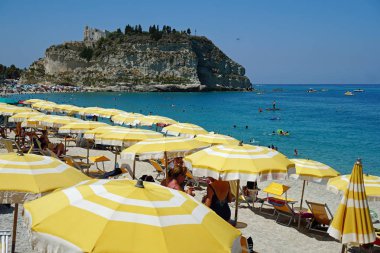 Tropea, Calabria, İtalya'da halk plajı. Kuzeyden Görünüm.