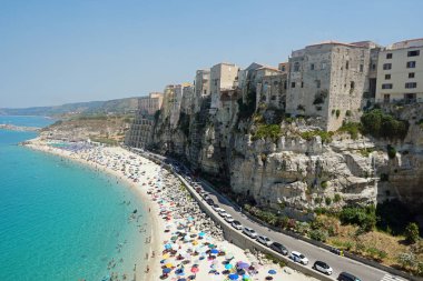 Tropea, Calabria, Güney İtalya kamu plaj yüksek doğal görünümü