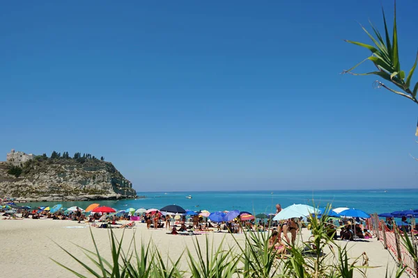Tropea, Calabria, İtalya'da halk plajı. Kuzeyden Görünüm. — Stok fotoğraf