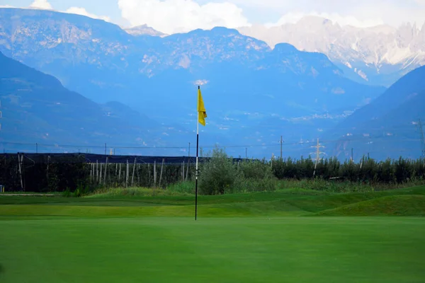 Flaga na zielonym polu golfowym Blue Monster. — Zdjęcie stockowe