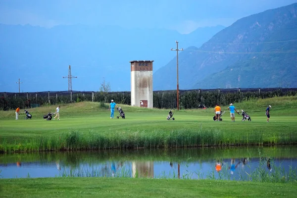 Grupa przyjaciół - golfiści cieszący się grą po zamknięciu COVID-19 w Południowym Tyrolu, Włochy. — Zdjęcie stockowe