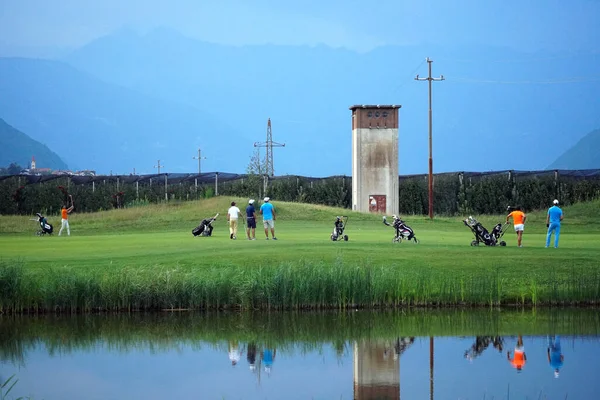 Grupa przyjaciół - golfiści cieszący się grą po zamknięciu COVID-19 w Południowym Tyrolu, Włochy. — Zdjęcie stockowe