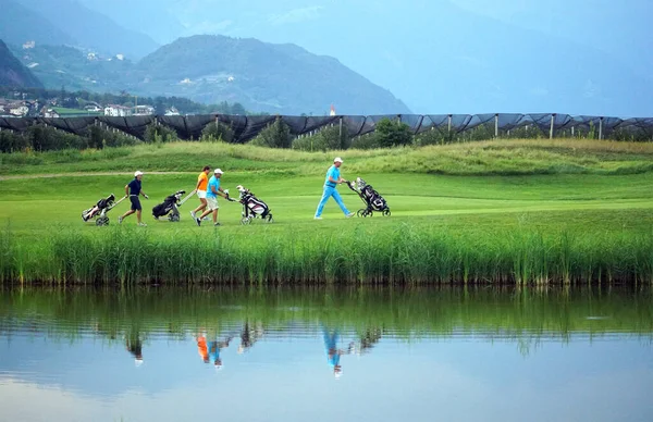 Grupa przyjaciół - golfiści cieszący się grą po zamknięciu COVID-19 w Południowym Tyrolu, Włochy. — Zdjęcie stockowe