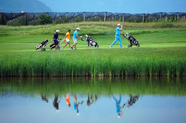 Grupa przyjaciół - golfiści cieszący się grą po zamknięciu COVID-19 w Południowym Tyrolu, Włochy. — Zdjęcie stockowe