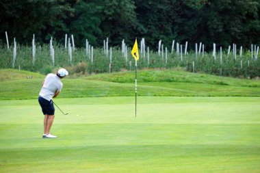 Erkek bir golfçünün bulanık hareketi.