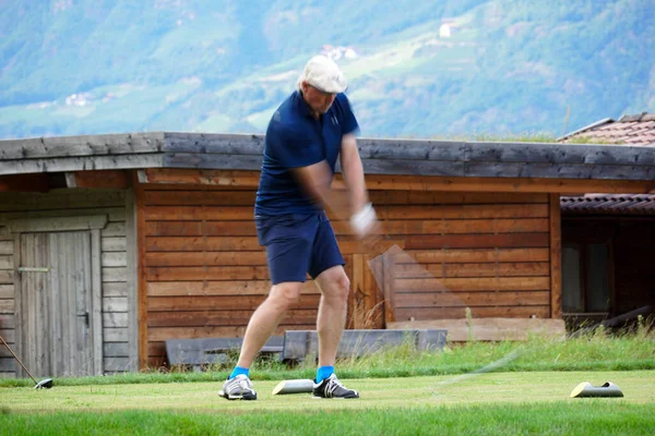 Niewyraźne ruchy męskiego golfisty teeing-off. — Zdjęcie stockowe