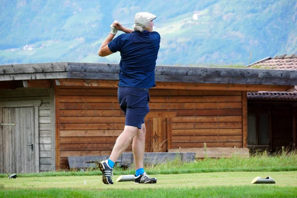 Niewyraźne ruchy męskiego golfisty teeing-off. — Zdjęcie stockowe