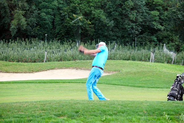 Movimiento borroso de un golfista masculino teeing-off. — Foto de Stock