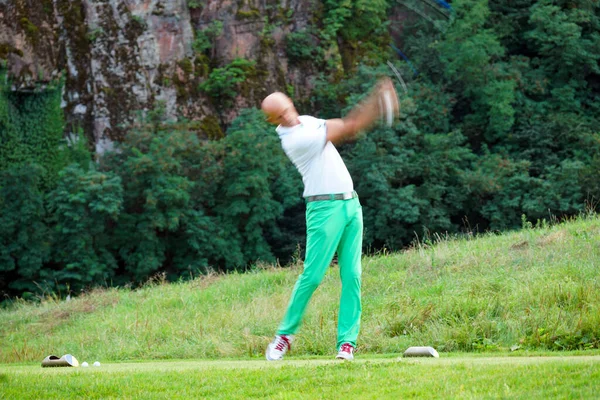 Niewyraźne ruchy męskiego golfisty teeing-off. — Zdjęcie stockowe