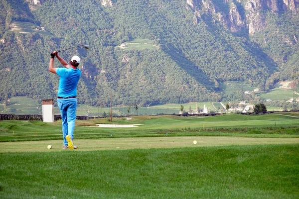 Niewyraźne ruchy męskiego golfisty teeing-off. — Zdjęcie stockowe