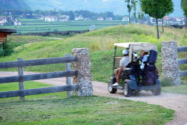 Zamazany ruchomy wózek golfowy w klubie golfowym Blue Monster we Włoszech. — Zdjęcie stockowe