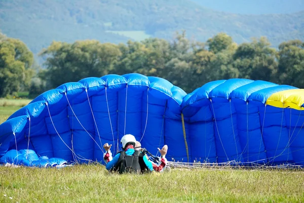 Tandem-Fallschirmspringen Landung farbenfrohe Fotografie. — Stockfoto