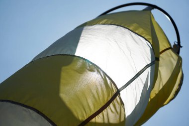 Fotokopi alanı olan güzel mavi gökyüzü arka planında sarı-beyaz rüzgar çorabı