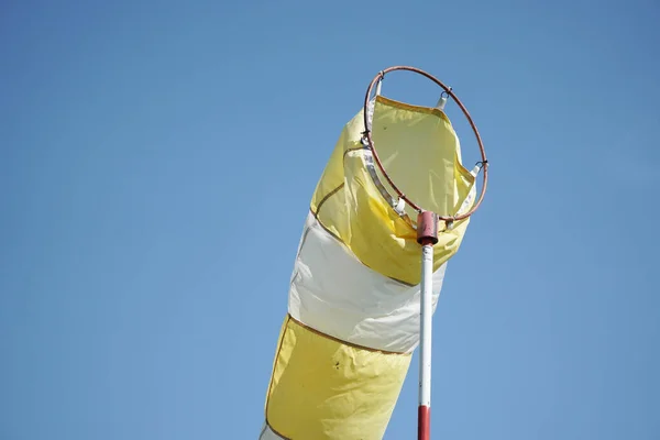 Meia Vento Amarelo Branco Belo Fundo Céu Azul Com Espaço — Fotografia de Stock