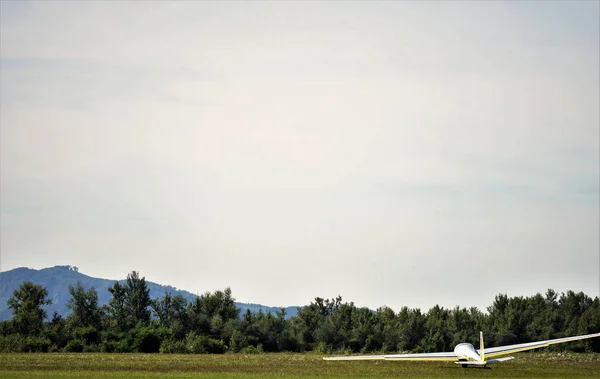 Ein Segelflugzeug oder ein Segelflugzeug - Flugzeuge landen am Boden. — Stockfoto