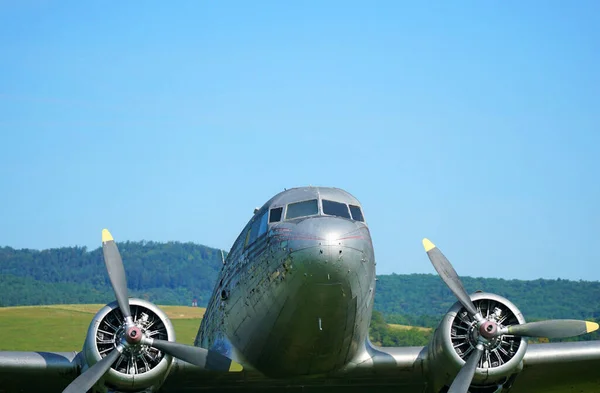 Schöne Aufnahme eines alten rostigen Flugzeugs an sonnigen Tagen. — Stockfoto