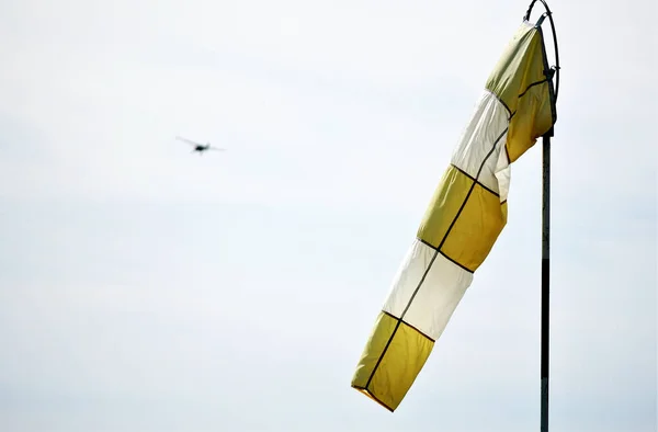 Chaussette vent jaune-blanc sur le fond bleu ciel. — Photo