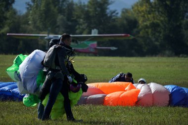 İniş anında ikili paraşüt atlayışı. Görüntüyü yakınlaştır..