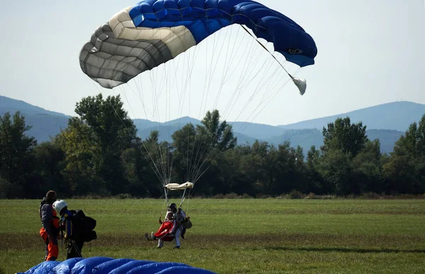 Tandem Parachute Jump Moment Landing Zoom Shot — Stock Photo, Image